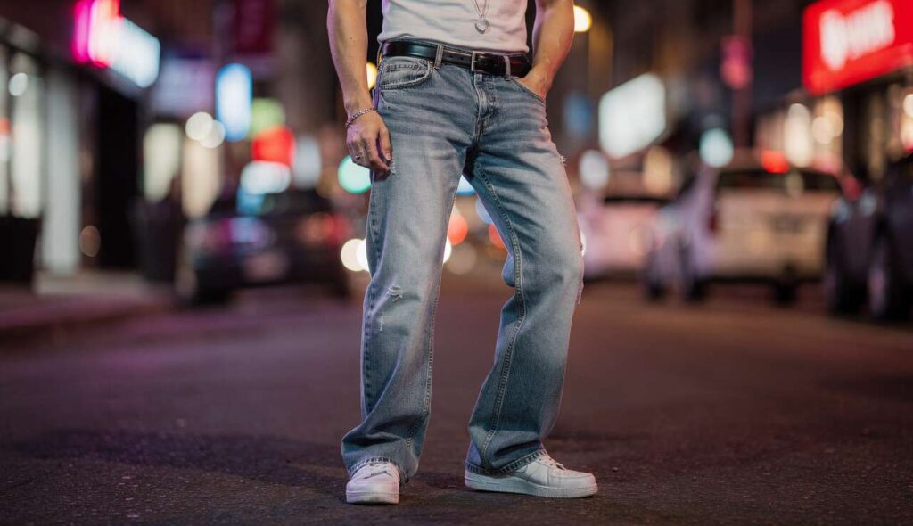 Nel 2026 indosseremo i jeans slavati degli anni 2000, ma con un taglio moderno che bilancia eleganza e nostalgia