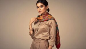 La bandana al collo è il dettaglio hindi di tendenza che rende originale ogni outfit