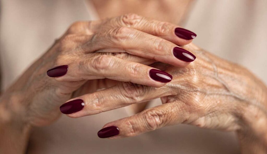 Manicure dopo 50 anni: questo colore di smalto invecchia le vostre mani di sicuro