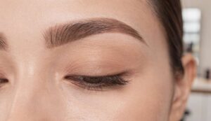 Sopracciglia da salone: 7 passaggi per una colorazione perfetta a casa
